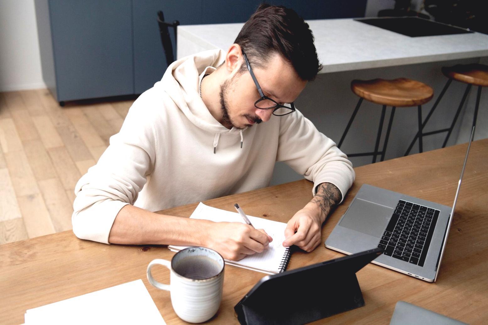 Espace de formation moderne avec des participants engagés dans l'apprentissage financier
